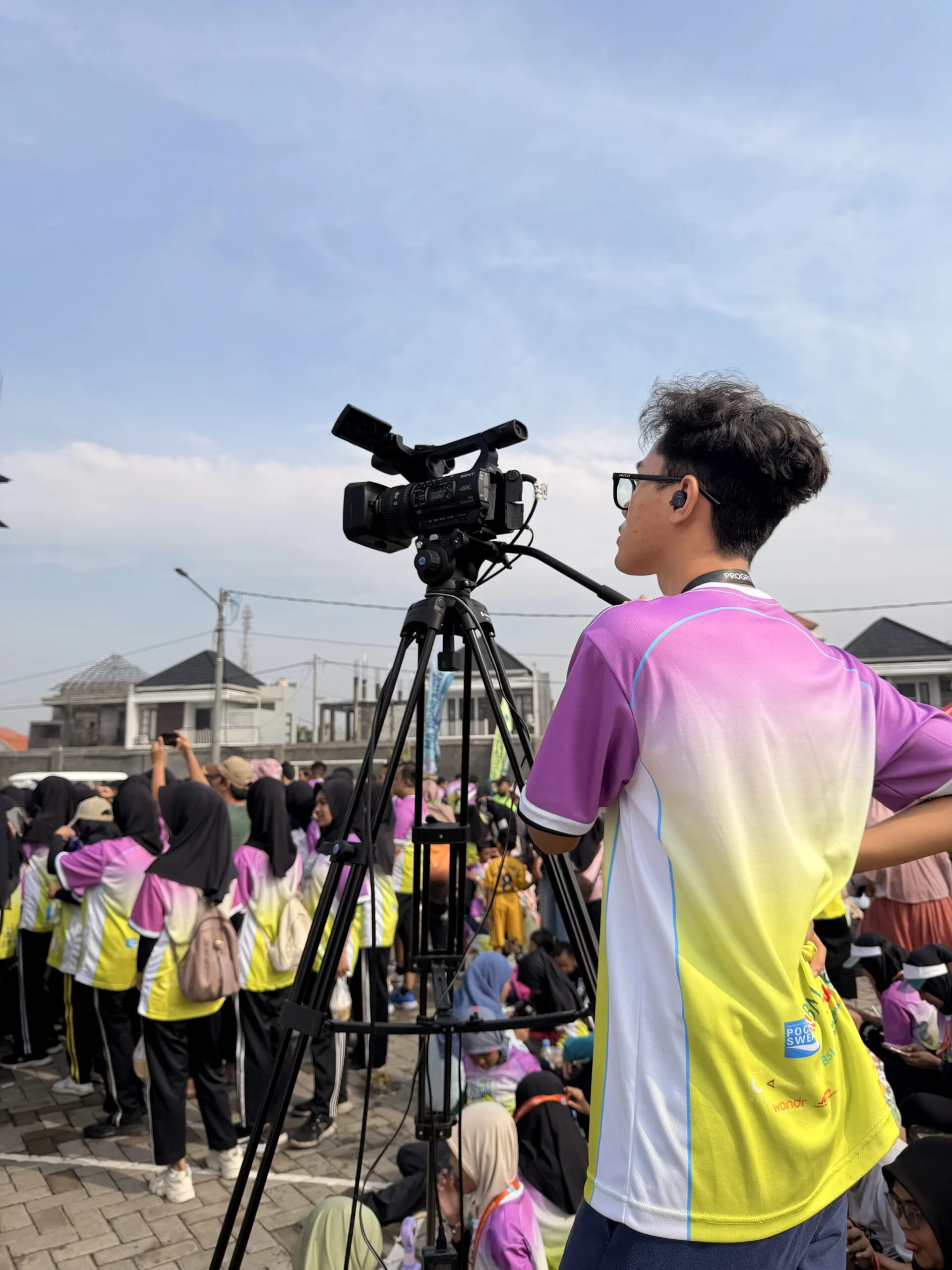 Thumb behind the scene