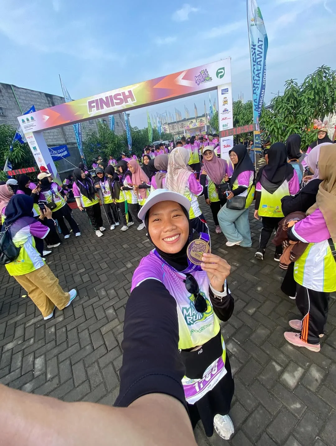 Foto peserta dengan medali