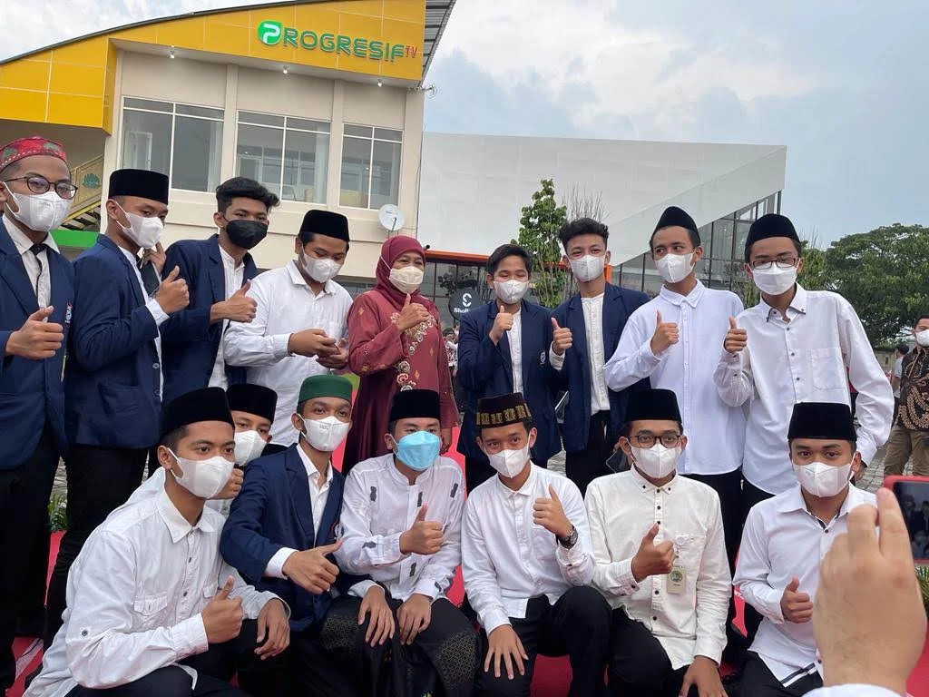 Foto Crew Bersama Gubernur Jawa Timur berlokasi di VVIP Guest - Dokumentasi Progresif TV Bumi Shalawat