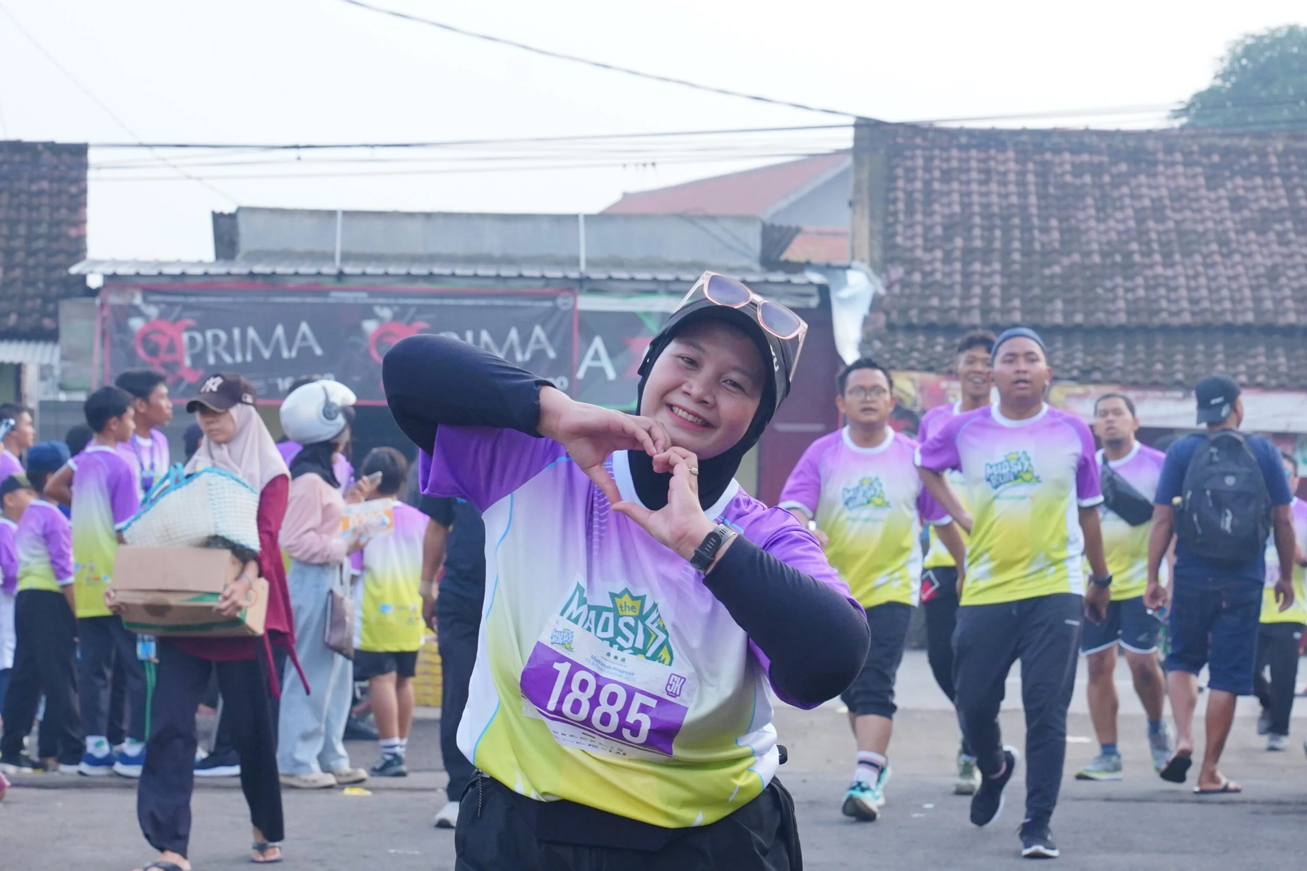 Peserta saling menyemangati