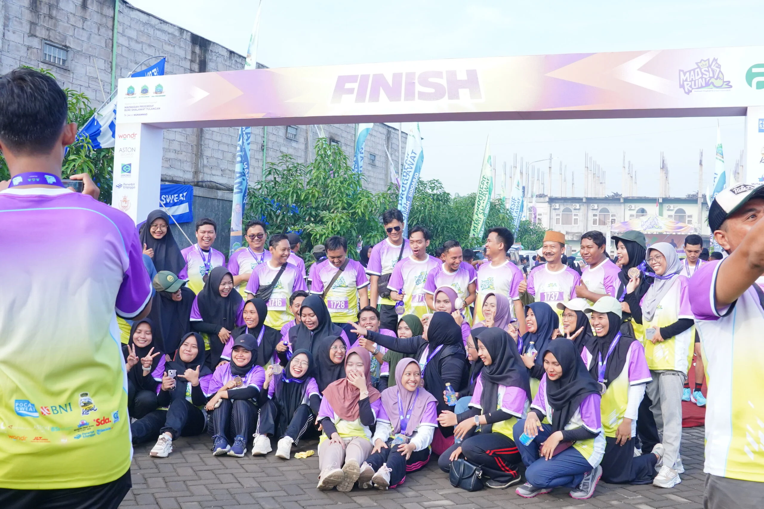 Pelari menyentuh garis finish