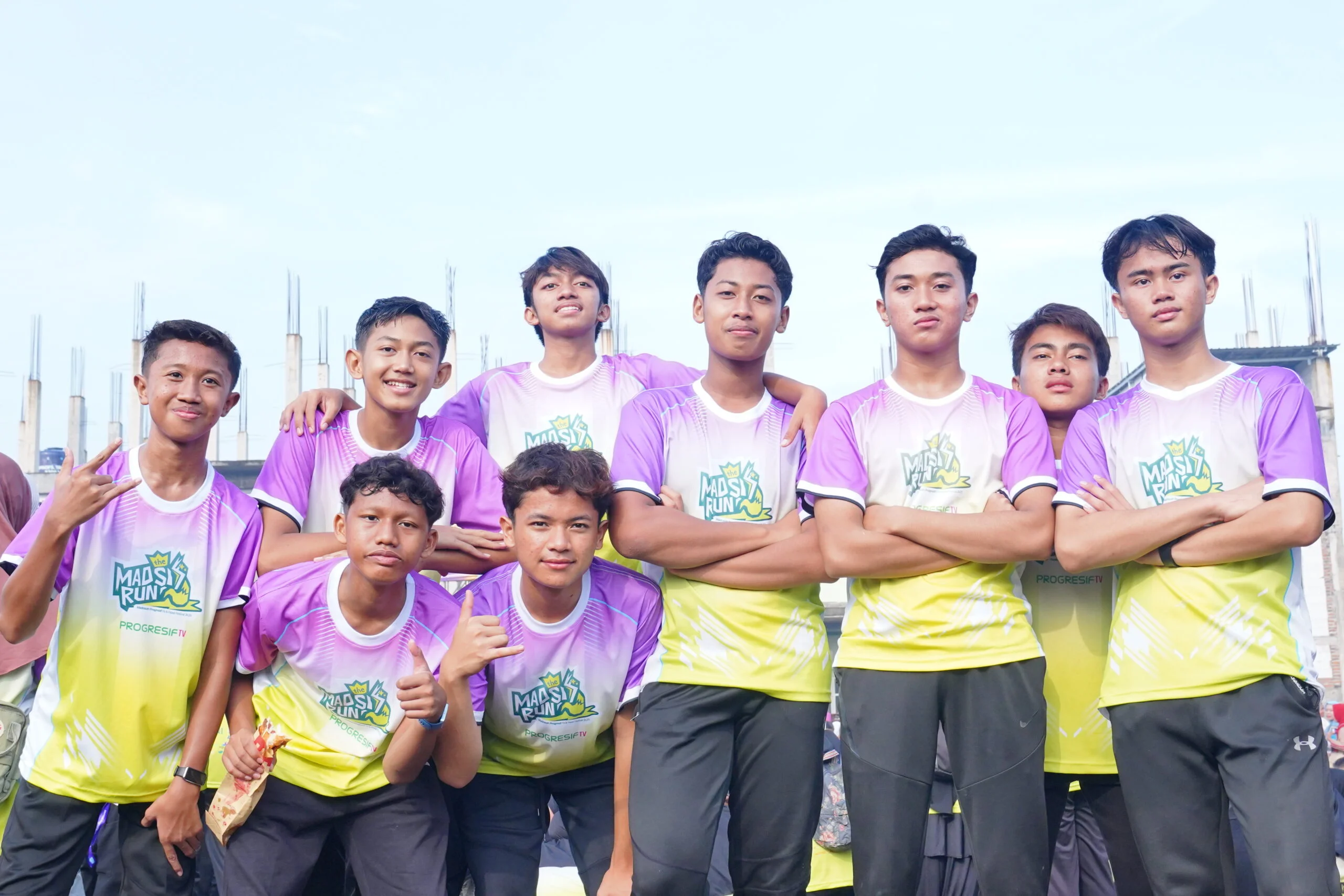Selebrasi pelari di area finish